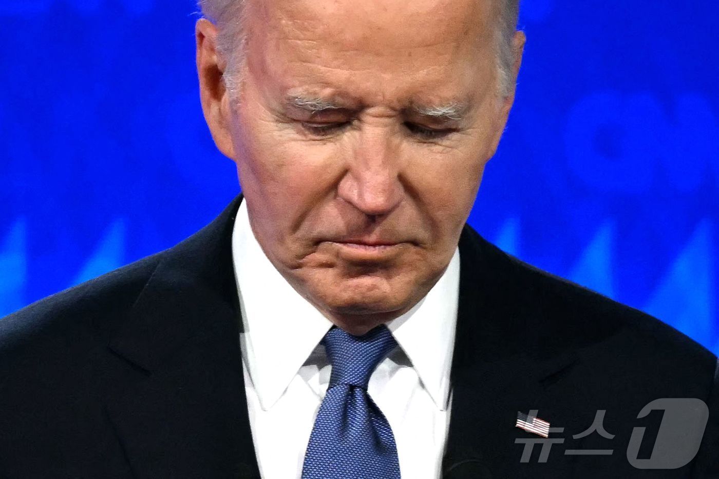 본문 이미지 - 조 바이든 미국 대통령이 27일 TV토론회에서 고개를 숙이고 있다.  그는 이날 토론에서 시종일관 무기력한 모습을 보였다.  ⓒ AFP=뉴스1 ⓒ News1 조유리 기자