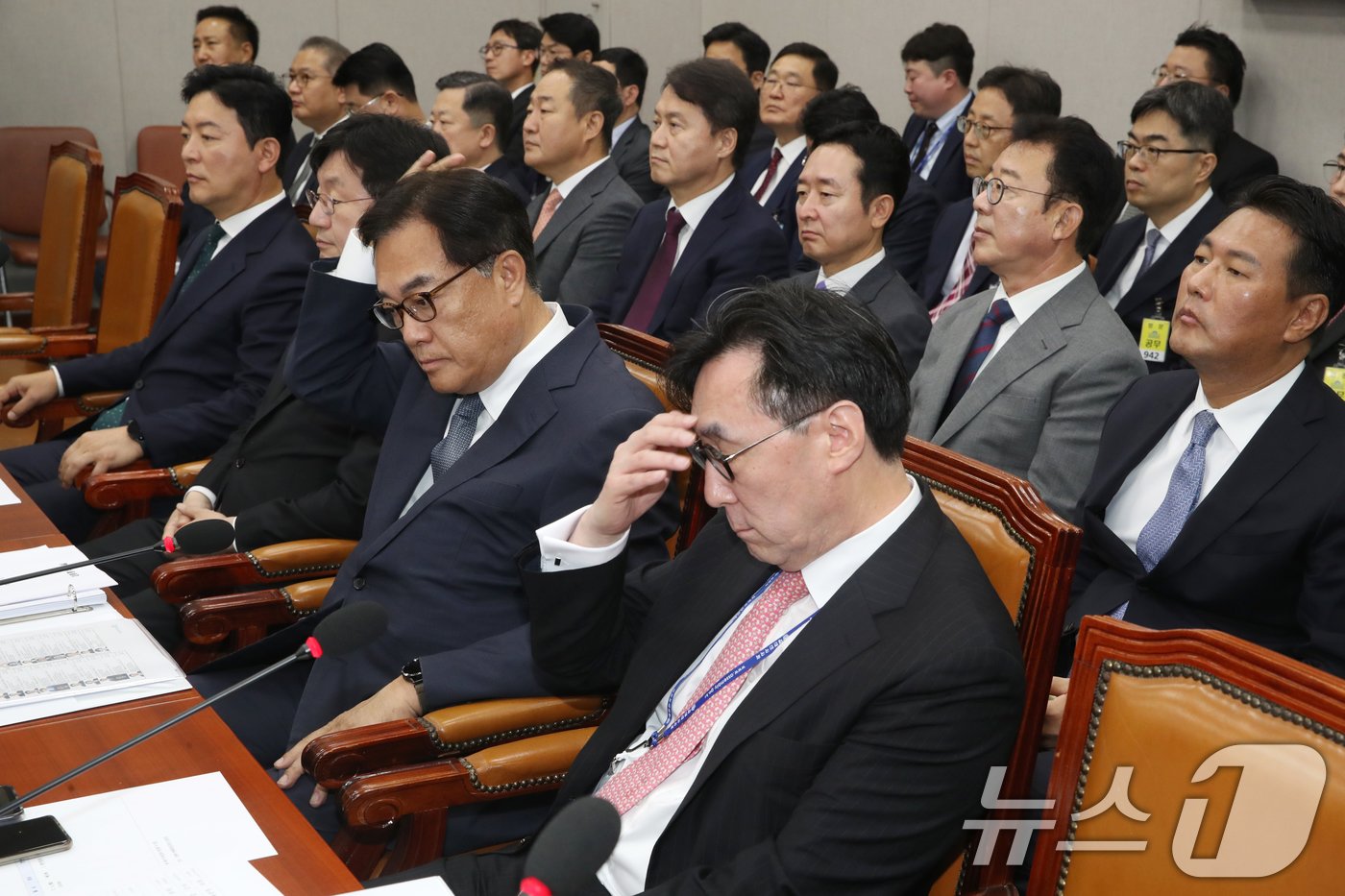 본문 이미지 - 장호진 국가안보실장과 정진석 대통령비서실장이 1일 오전 서울 여의도 국회에서 열린 운영위원회 전체회의에 출석해 머리를 만지며 생각에 잠겨있다. 2024.7.1/뉴스1 ⓒ News1 이광호 기자