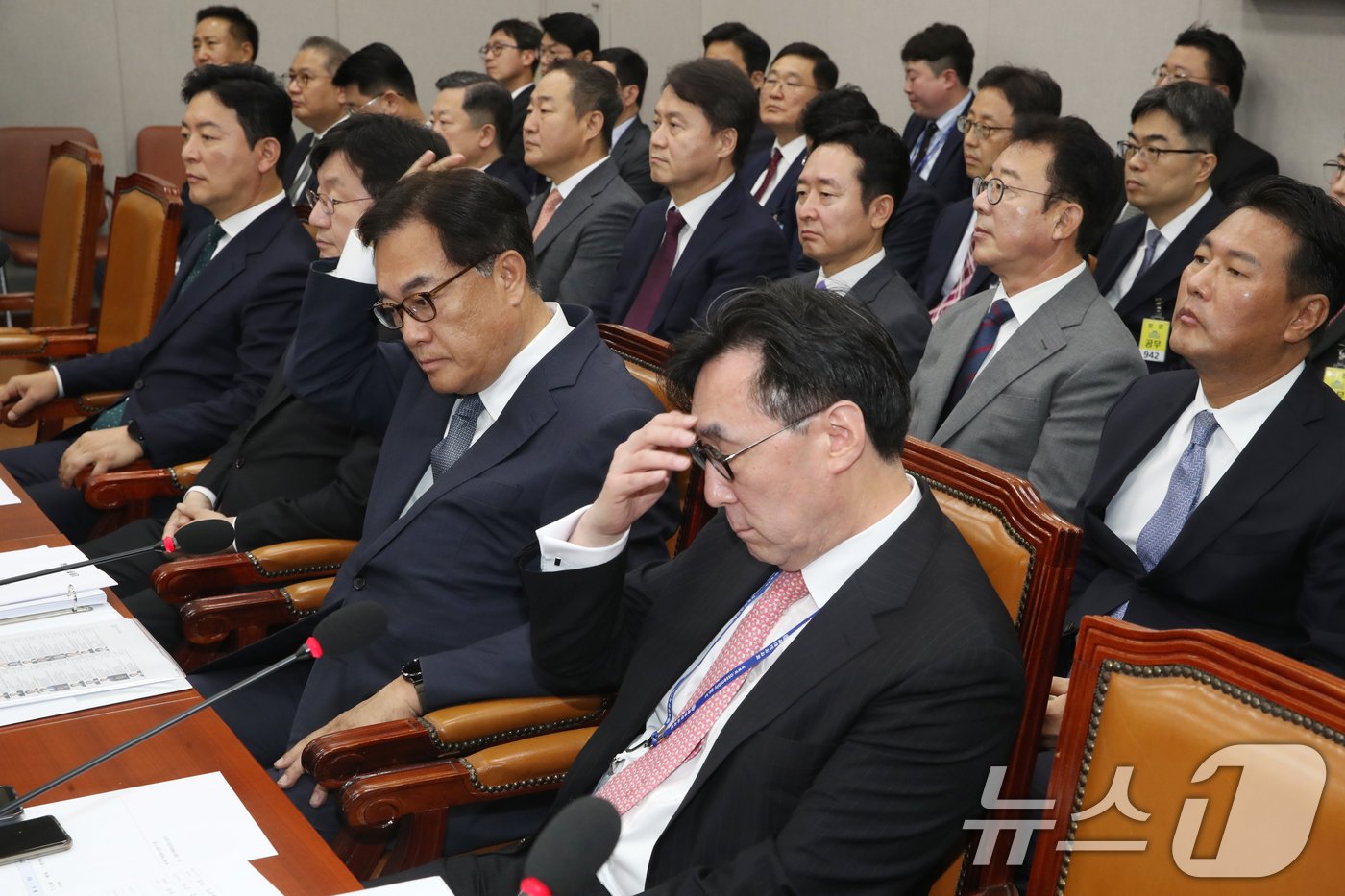 장호진 국가안보실장과 정진석 대통령비서실장이 1일 오전 서울 여의도 국회에서 열린 운영위원회 전체회의에 출석해 머리를 만지며 생각에 잠겨있다. 2024.7.1/뉴스1 ⓒ News1 이광호 기자