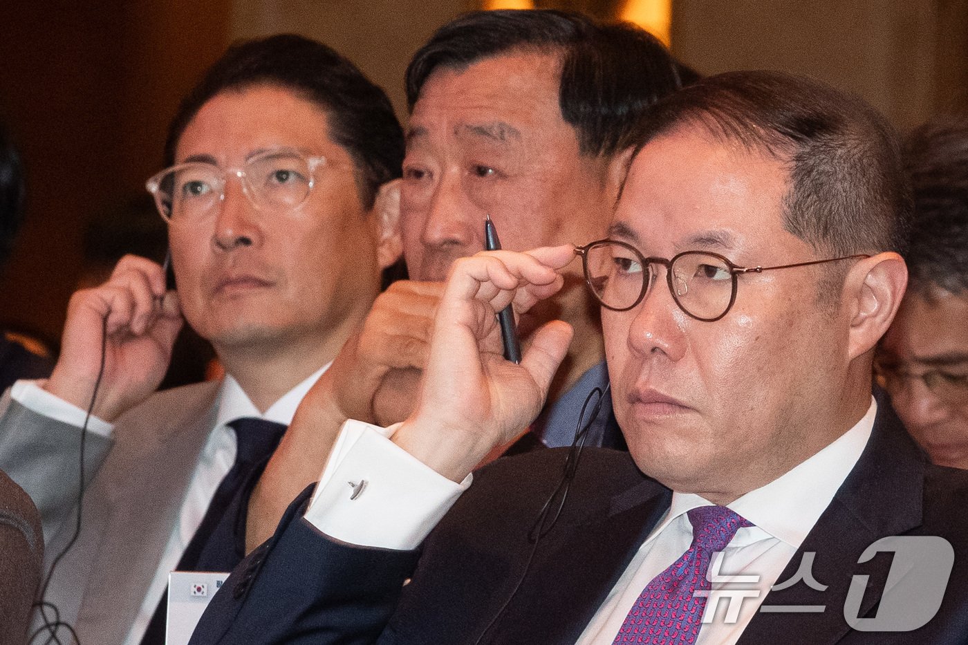 본문 이미지 - 조현상 대한상의 한·베트남 경제협력위원장(효성그룹 부회장, 오른쪽)과 조현준 효성그룹 회장(왼쪽)이 1일 서울 중구 롯데호텔에서 열린 한·베트남 비즈니스 포럼에서 팜 민 찐 베트남 총리의 연설을 경청하고 있다. 2024.7.1/뉴스1 ⓒ News1 유승관 기자