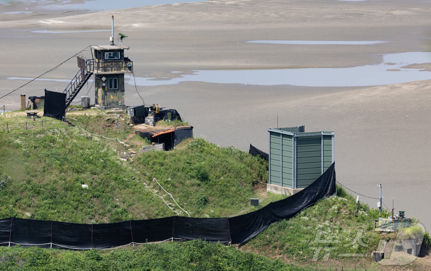본문 이미지 - 경기도 파주시 접경지역 남한군 초소에 대북확성기가 설치돼 있다. 2024.7.1/뉴스1 ⓒ News1 이재명 기자