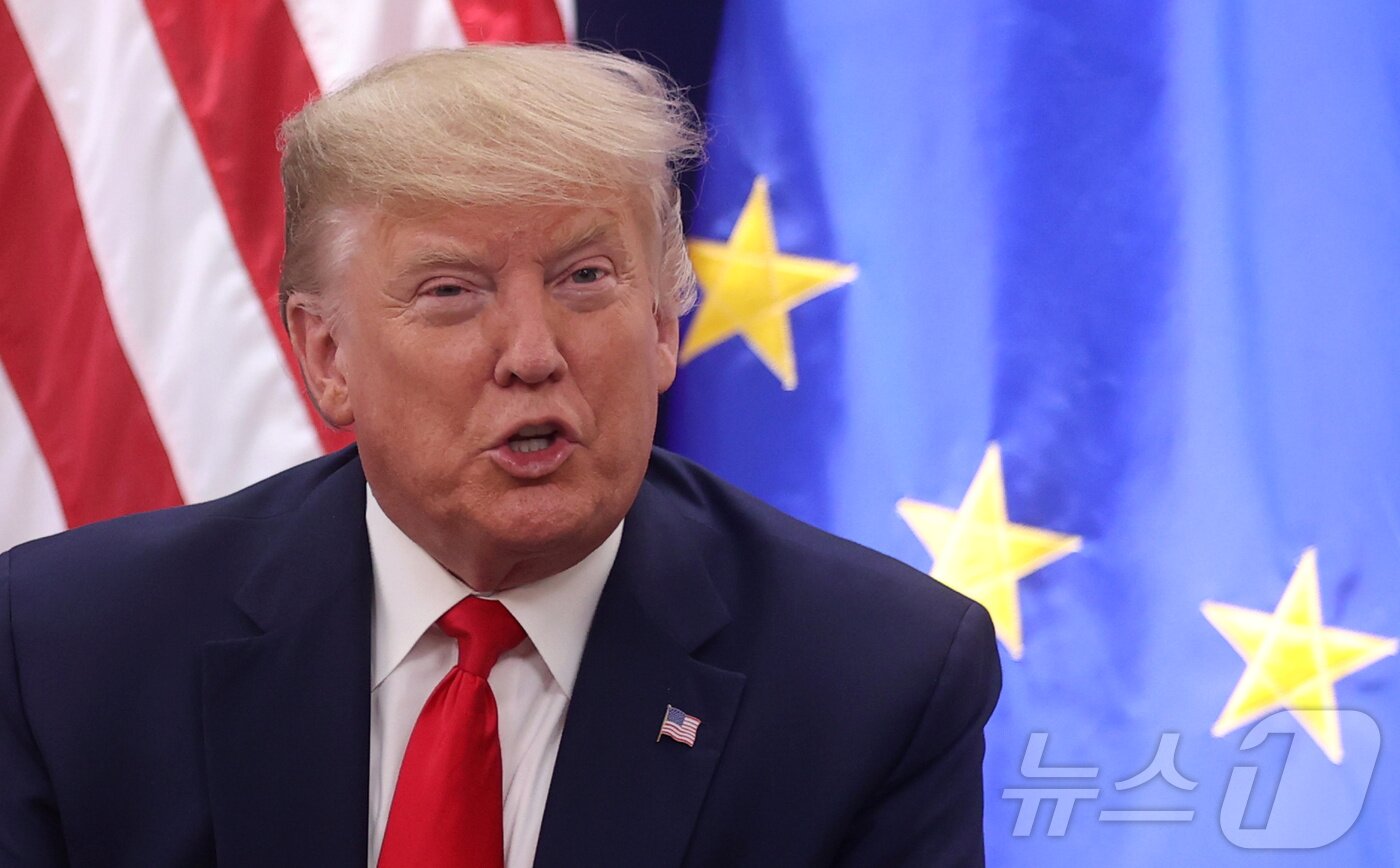 본문 이미지 - 도널드 트럼프 전 미국 대통령이 2020년 재임 당시 스위스 다보스포럼 참석을 계기로 우르줄라 폰데어라이엔 유럽연합 집행위원장과 회담하고 있다. 2020.1.21 ⓒ 로이터=뉴스1 ⓒ News1 강민경 기자
