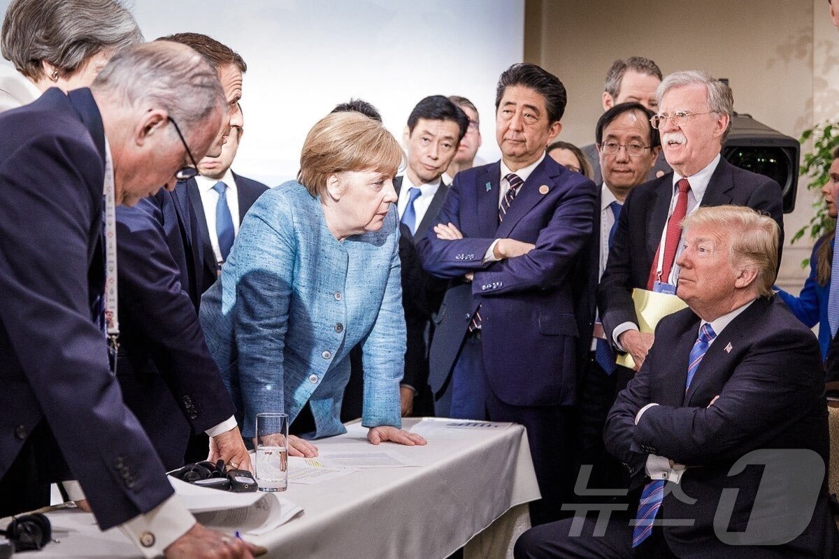본문 이미지 - 2018년 6월 주요 7개국&#40;G7&#41; 정상회의 당시 앙겔라 메르켈 독일 총리가 도널드 트럼프 전 대통령과 대화하는 모습. 2018.6.9 ⓒ AFP=뉴스1 ⓒ News1 강민경 기자