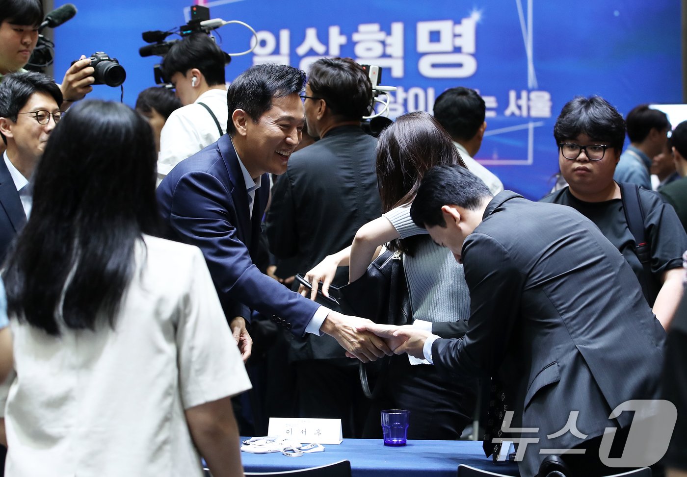 본문 이미지 - 오세훈 서울시장이 1일 서울 중구 서울시청에서 열린 민선 8기 취임 2주년 기자간담회를 마친 후 취재진과 인사를 나누고 있다. 2024.7.1/뉴스1 ⓒ News1 오대일 기자