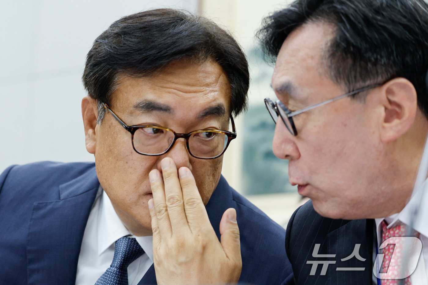 본문 이미지 - 정진석 대통령 비서실장(왼쪽)과 장호진 국가안보실장이 1일 오전 서울 여의도 국회에서 열린 운영위원회 전체회의에서 대화하고 있다. 2024.7.1/뉴스1 ⓒ News1 안은나 기자
