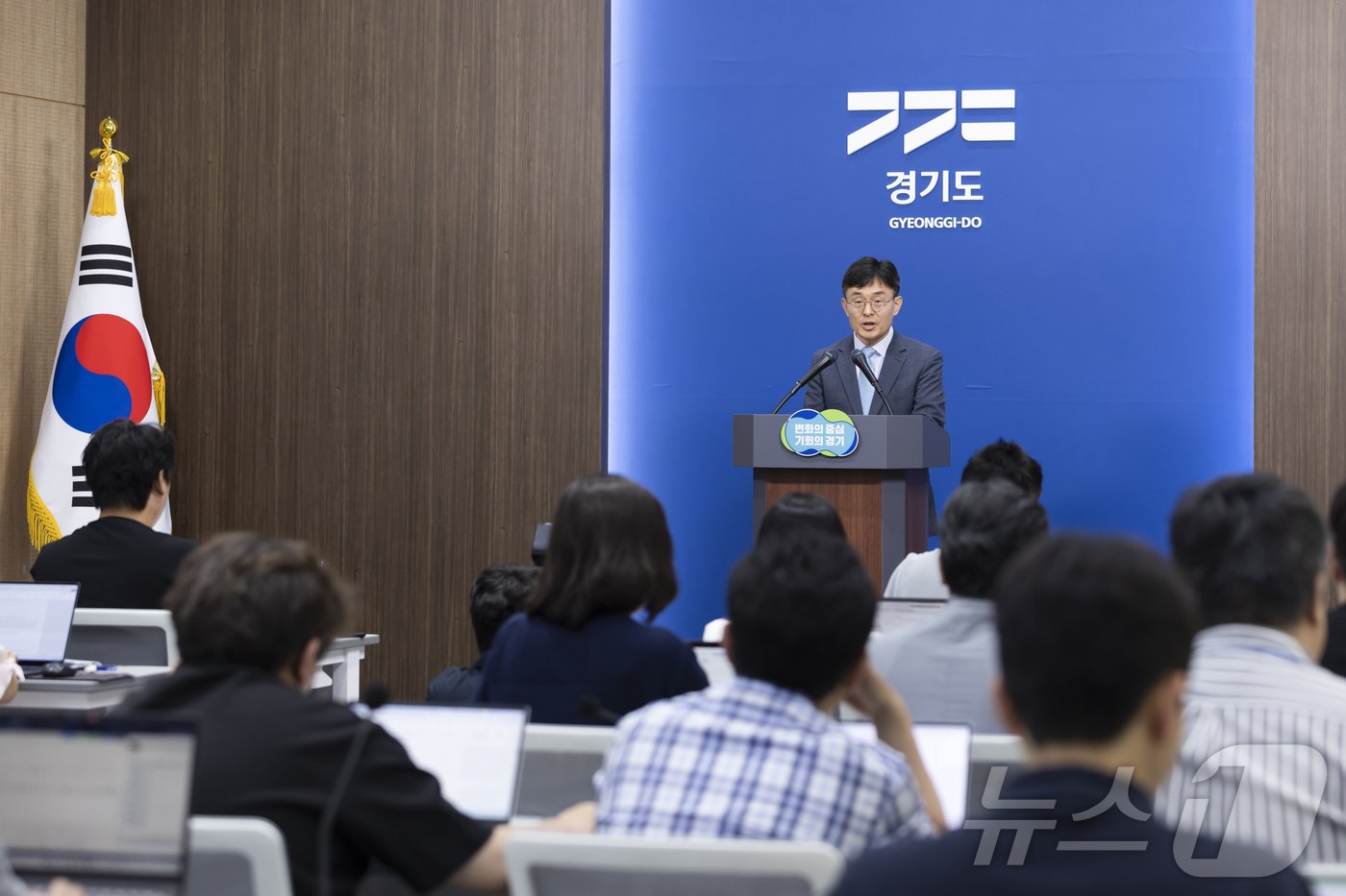 본문 이미지 - 1일 오전 경기도청 브리핑룸에서 김현곤 경제부지사가 K-컬처밸리 복합개발사업 관련 기자회견을 하고 있다.(경기도 제공)