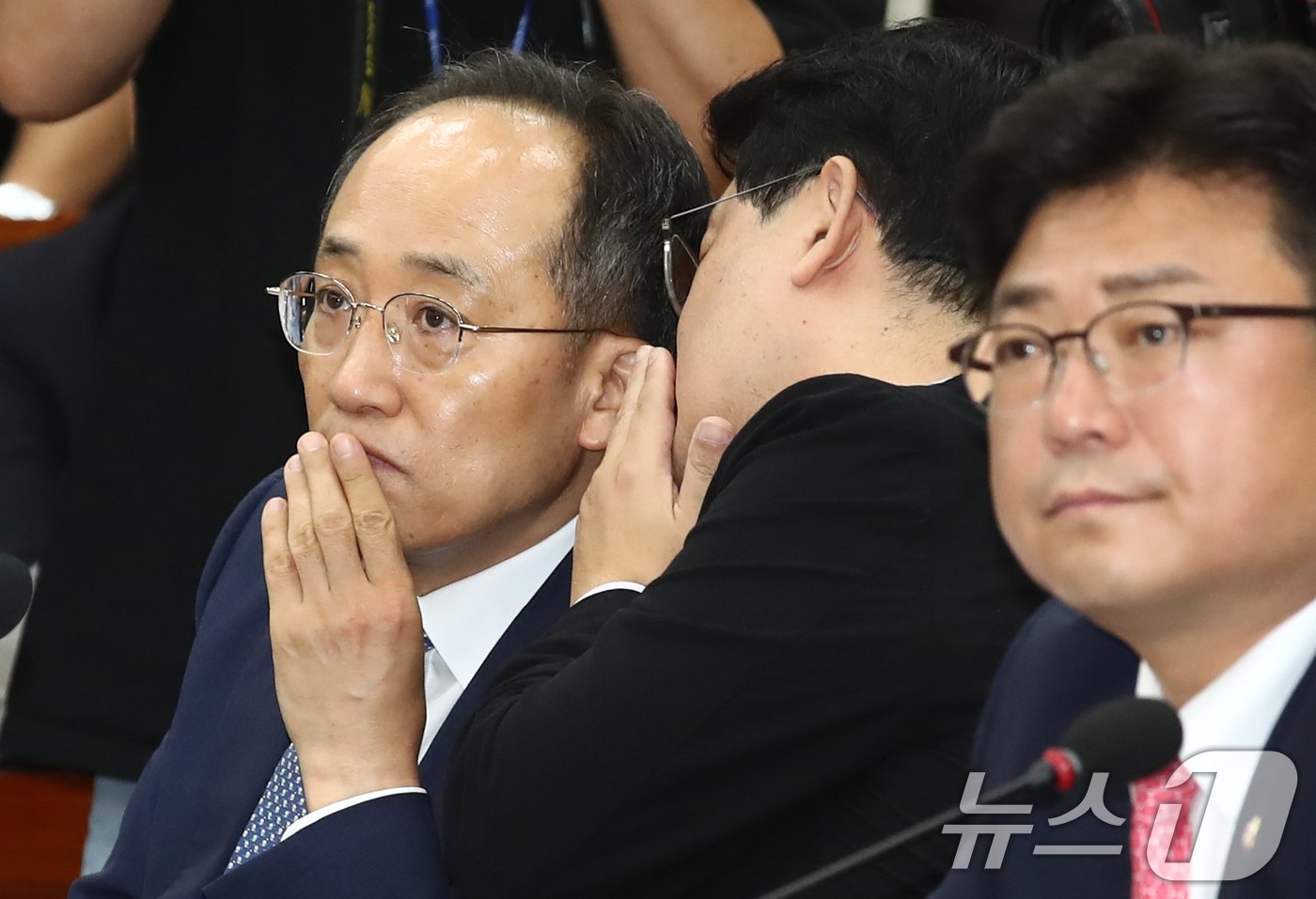 본문 이미지 - 추경호 국민의힘 원내대표와 배준영 원내수석부대표가 1일 오전 서울 여의도 국회에서 열린 운영위원회 전체회의에서 논의하고 있다.2024.7.1/뉴스1 ⓒ News1 이광호 기자