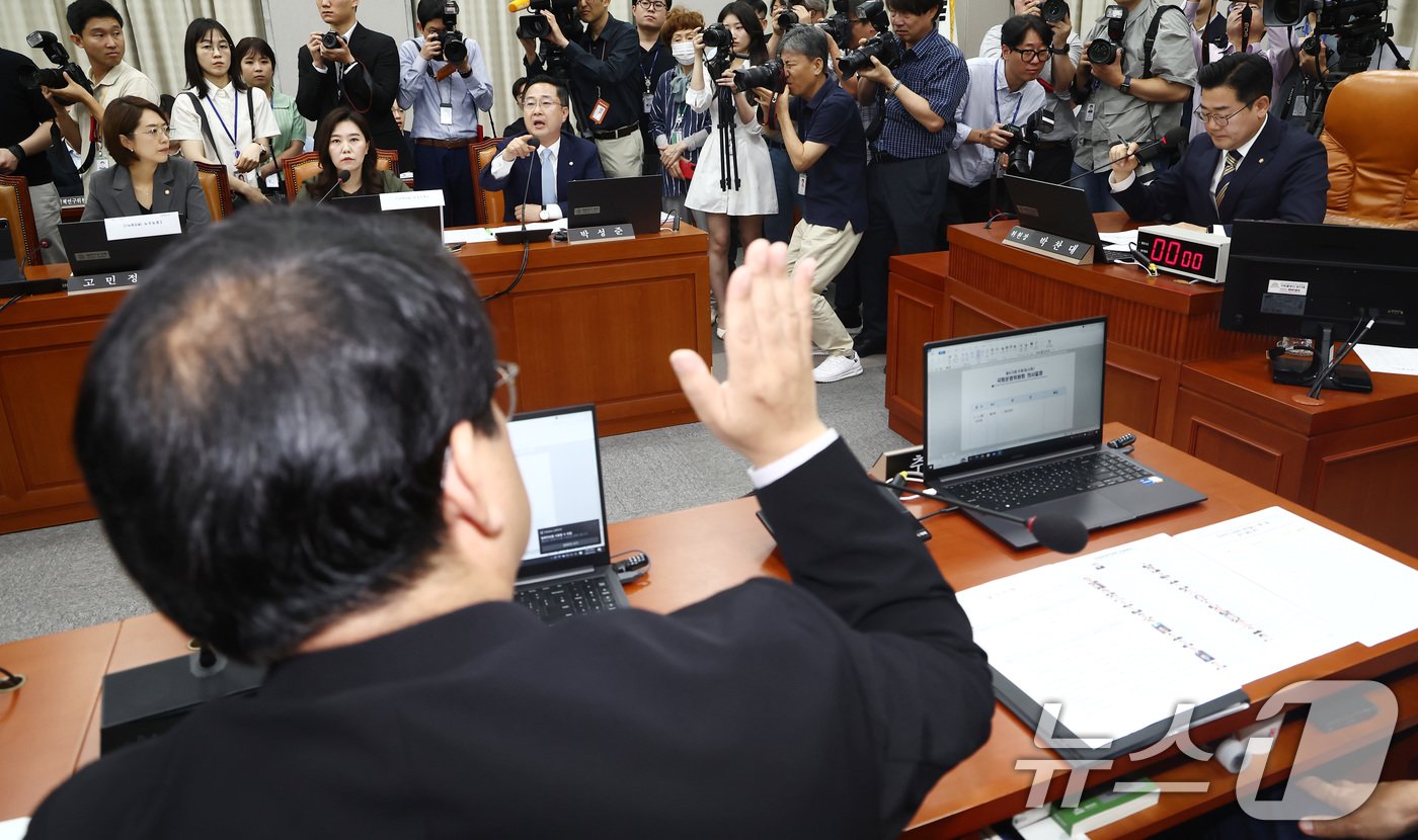 배준영 국민의힘 원내수석부대표가 1일 오전 서울 여의도 국회에서 열린 운영위원회 전체회의에서 의사진행 발언을 하고 있다. 가운데는 박성준 더불어민주당 간사가 대통령실의 업무보고 자료와 관련해 항의하는 모습. 2024.7.1/뉴스1 ⓒ News1 김민지 기자