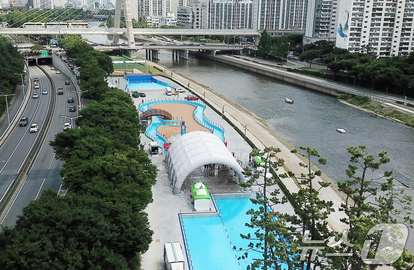 (대구=뉴스1) 공정식 기자 = 대구의 무더위를 식혀줄 '신천 사계절 물놀이장'이 준공됐다. 대구시는 1일 오후 대봉교 좌안 신천둔치에서 준공식을 열고, 오는 13일 물놀이장을 개 …