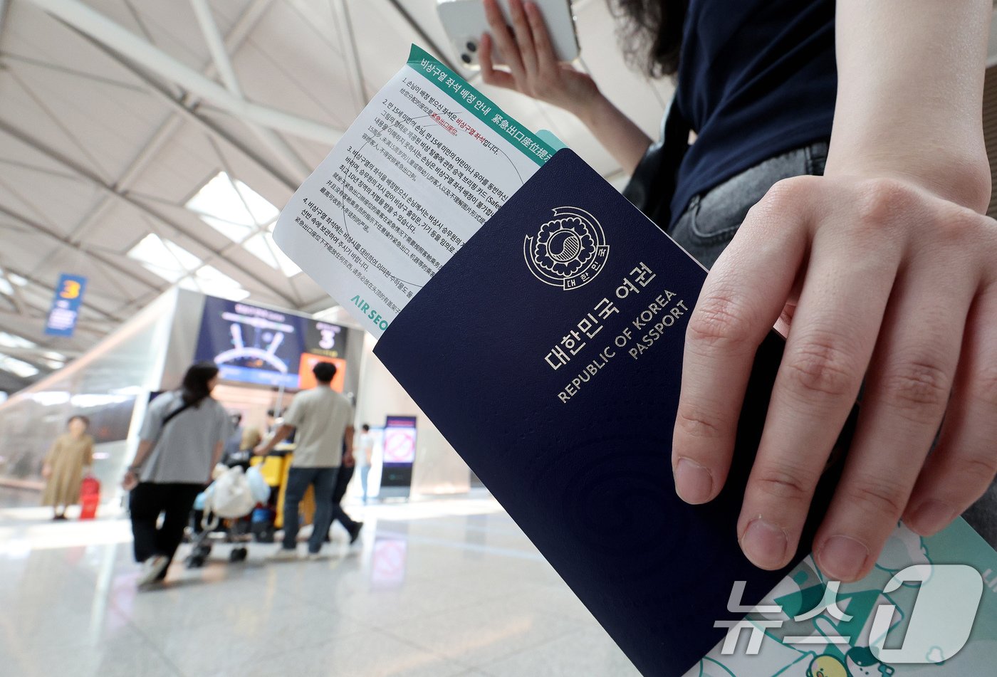 본문 이미지 - 여권을 든 해외여행객이 1일 인천국제공항 제1터미널 출국장에서 이동하고 있다. 2024.7.1/뉴스1 ⓒ News1 장수영 기자