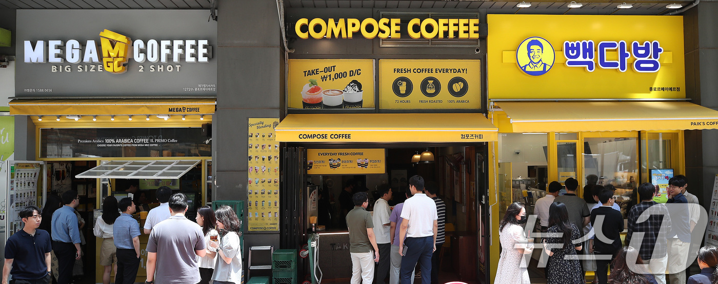 (서울=뉴스1) 임세영 기자 = 1일 오후 서울 시내에 위치한 저가 브랜드 커피 매장 앞에서 시민들이 줄지어 커피를 구매하고 있다. 고물가 시대에 3대 저가 커피 브랜드(메가MGC …