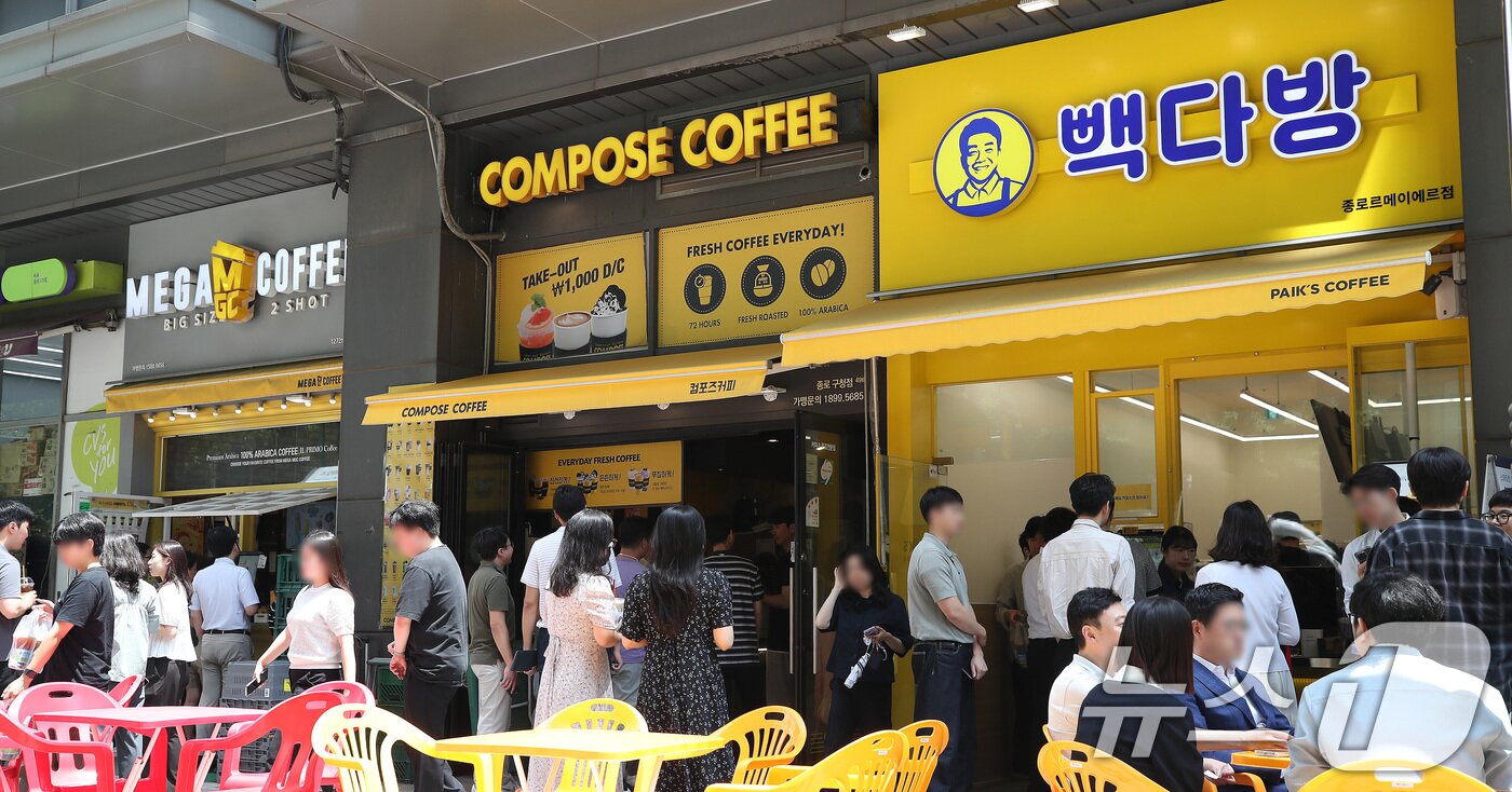 본문 이미지 - 서울 시내에 위치한 저가 브랜드 커피 매장 앞에서 시민들이 줄지어 커피를 구매하고 있다. 2024.7.1/뉴스1 ⓒ News1 임세영 기자