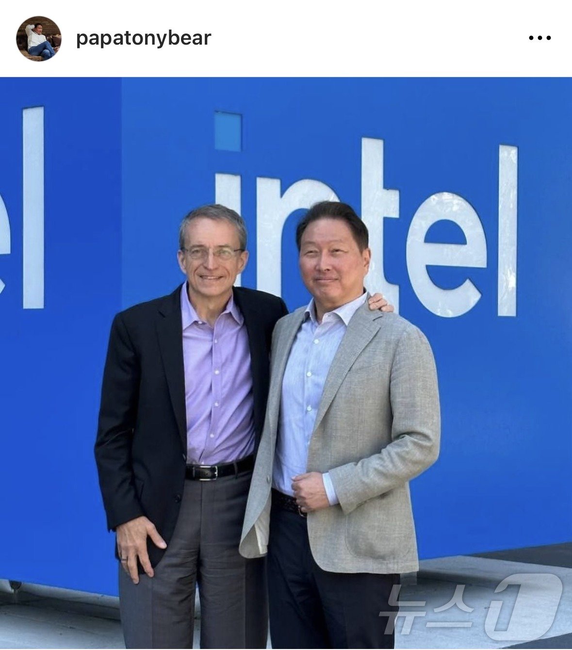 본문 이미지 - 최태원 SK그룹 회장이 미국 새너제이 인텔 본사에서 팻 겔싱어 CEO를 만난 모습(최태원 회장 인스타그램 갈무리) ⓒ News1 박종홍 기자