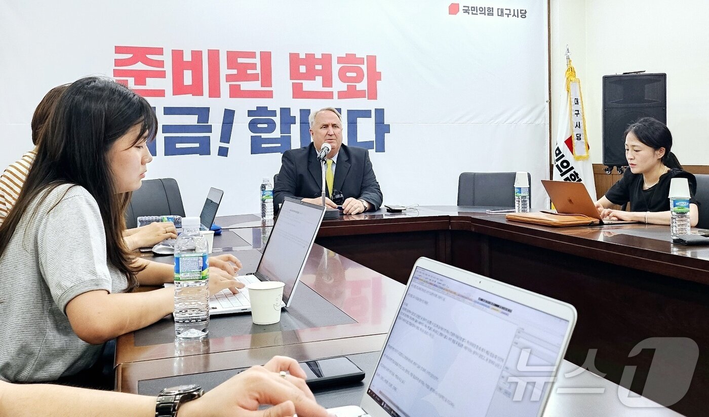 본문 이미지 - 국민의힘 전당대회 최고위원 경선에 나선 인요한 의원&#40;비례대표&#41;이 1일 대구 수성구 범어동 국민의힘 대구시당에서 기자회견을 열고 취재진 질문에 답변하고 있다. 2024.7.1/뉴스1 ⓒ News1 남승렬 기자