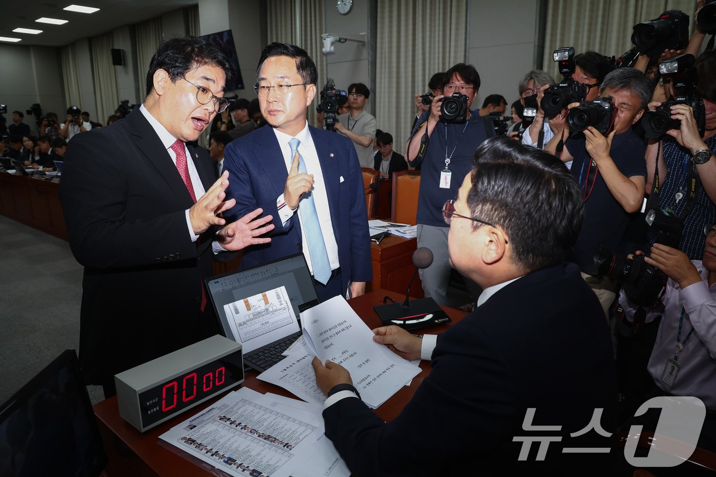 본문 이미지 - 배준영 국회 운영위원회 국민의힘 간사가 1일 오전 서울 여의도 국회에서 열린 운영위원회 전체회의에서 의사 진행과 관련해 박찬대 운영위원장, 박성준 더불어민주당 간사에게 항의하고 있다. 2024.7.1/뉴스1 ⓒ News1 김민지 기자
