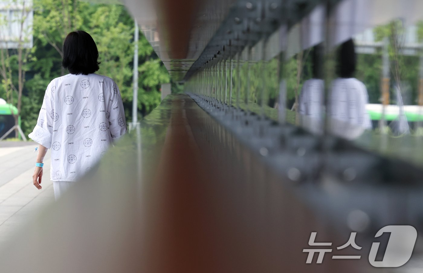 본문 이미지 - 1일 오후 서울 성북구 안암동 고려대학교병원에서 한 환자가 밖을 걷고 있다. 2024.7.1/뉴스1 ⓒ News1 박정호 기자