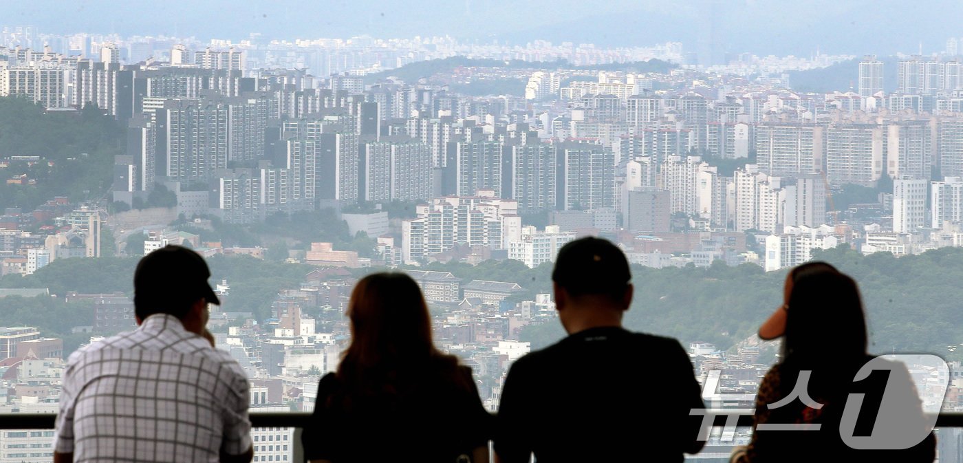  사진은 1일 서울 남산에서 바라본 아파트 단지. 2024.7.1/뉴스1 ⓒ News1 임세영 기자