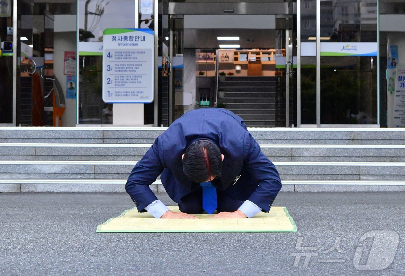 김한종 전남 장성군수가 1일 군청 정문에서 군민들에 큰 절을 올리고 있다. 김 군수는 매년 시무식과 출범일마다 큰  절을 올려왔다.&#40;장성군 제공&#41;2024.7.1./뉴스1