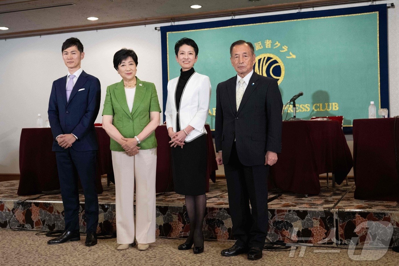 지난달 19일 &#40;현지시간&#41; 일본 도쿄 전국언론클럽에서 열린 공동 기자회견에서 도쿄도지사 선거에 출마한 후보자들이 사진을 찍기 위해 포즈를 취하고 있다. 왼쪽부터 이시마루 신지 아키타카타 시장, 고이케 유리코 현 도쿄도지사, 렌호 참의원, 다모가미 도시오 전 자위대 항공막료장. 2024.06.19/ ⓒ AFP=뉴스1 ⓒ News1 조유리 기자