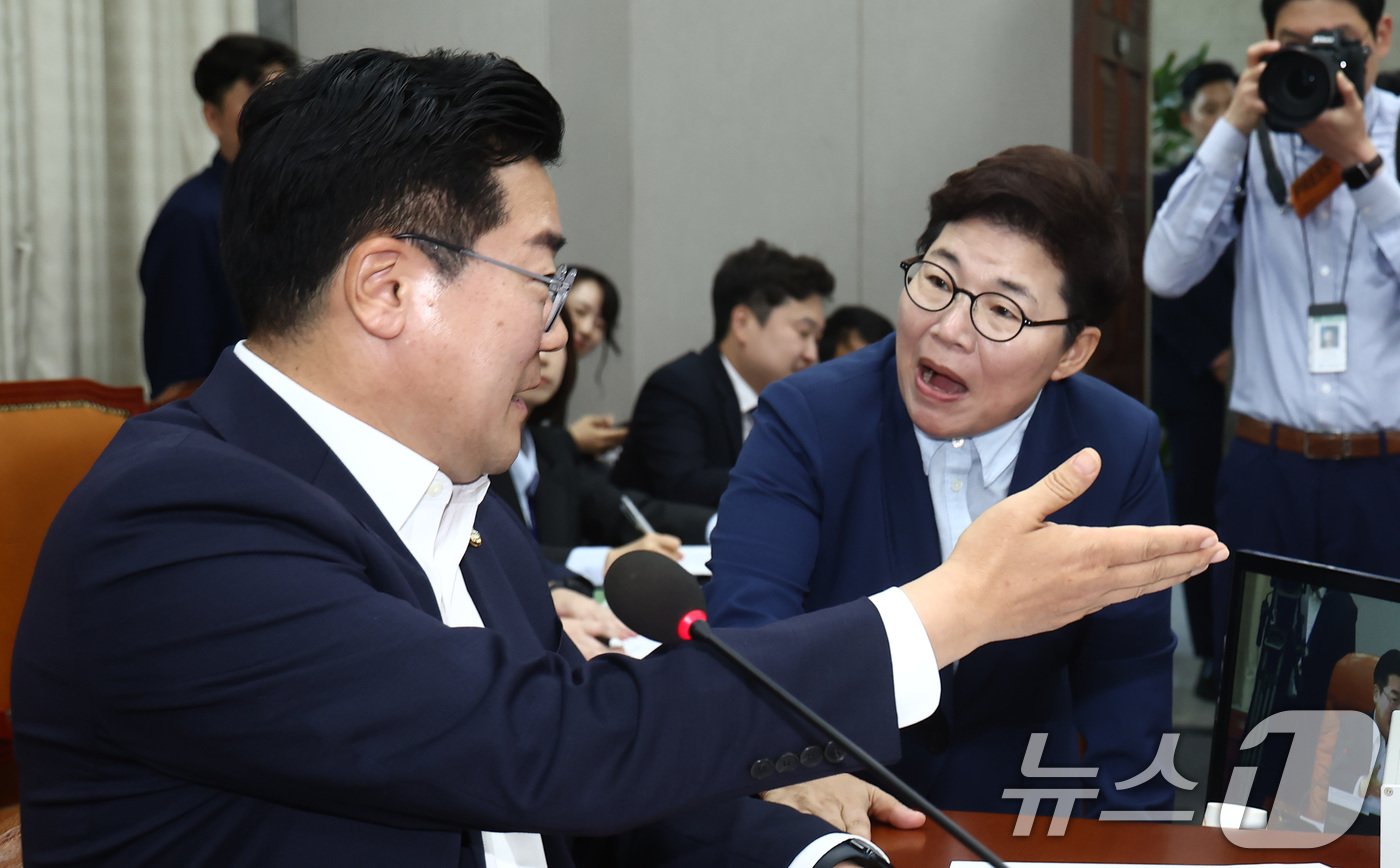 본문 이미지 - 박찬대 국회 운영위원장이 1일 오후 서울 여의도 국회에서 열린 운영위원회 전체회의에서 임이자 국민의힘 의원으로부터 항의를 받고 있다. 2024.7.1/뉴스1 ⓒ News1 김민지 기자