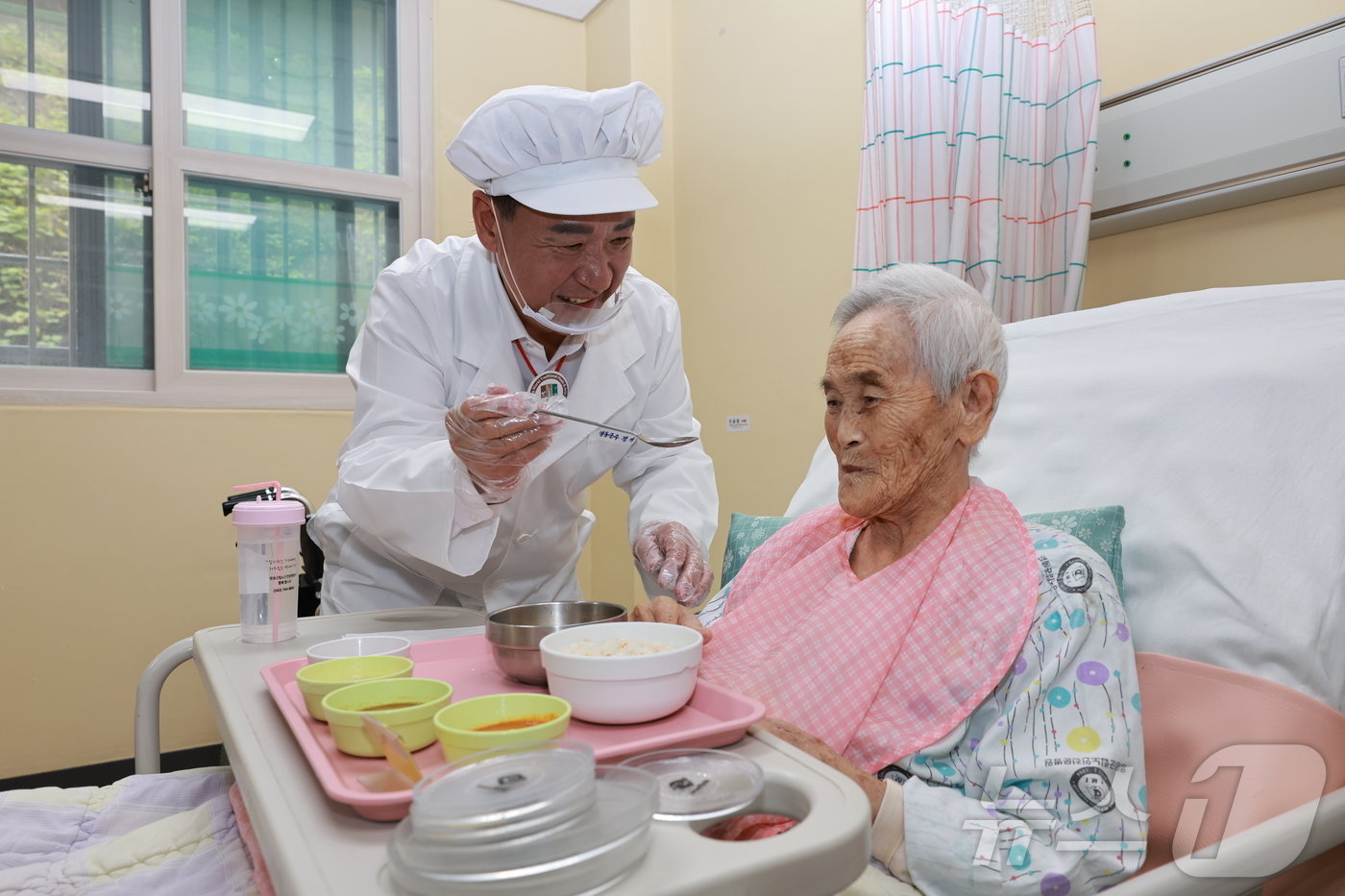  1일 충북 영동군 노인전문병원에서 배식 봉사를 하는 정영철 영동군수.&#40;영동군 제공&#41;2024.7.1/뉴스1 