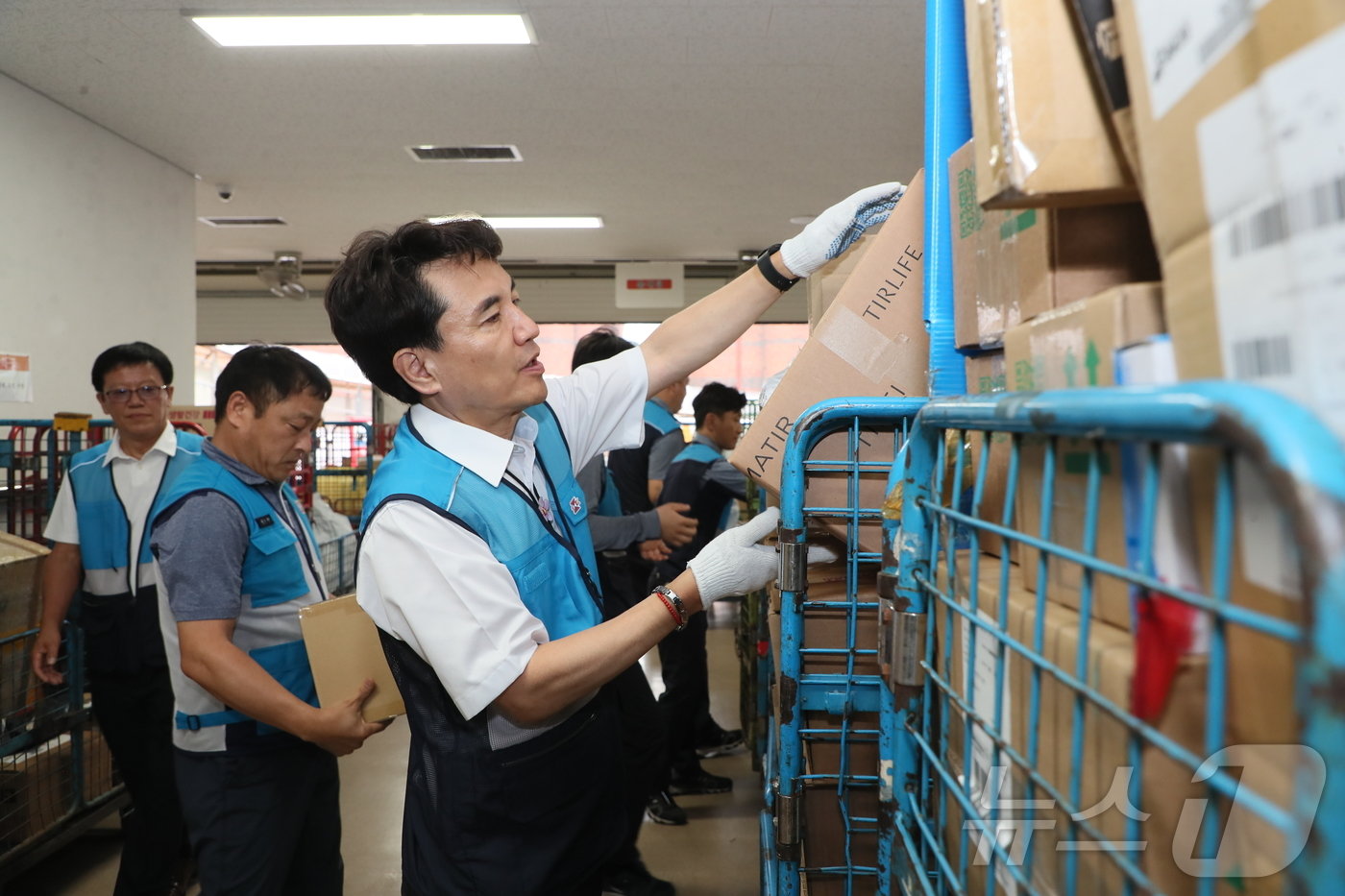 춘천우체국에서 상차 작업을 하는 김진태 강원도지사.&#40;강원도 제공&#41;