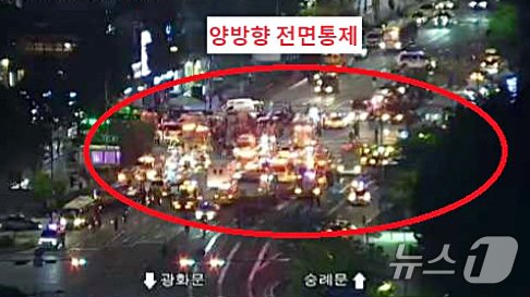 본문 이미지 - 1일 오후 9시 30분쯤 서울 시청역 교차로에서 차량이 인도로 돌진해 대형 사고가 발생, 현장 일대가 전면 통제되고 있다. (서울교통정보포털 캡처) 2024.7.1/뉴스1