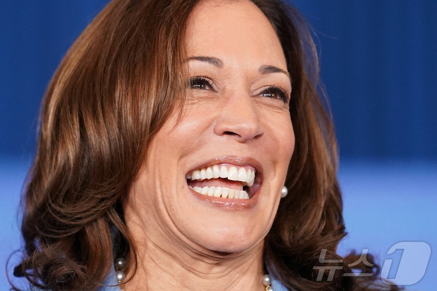 본문 이미지 - 지난 9일(현지시간) 카멀라 해리스 미국 부통령이 미국 네바다주 라스베이거스에서 아시아계 미국인, 하와이 원주민, 태평양 섬 주민 커뮤니티를 대상으로 한 캠페인 행사에 참석하고 있다.2024.07.09/ ⓒ 로이터=뉴스1 ⓒ News1 이강 기자