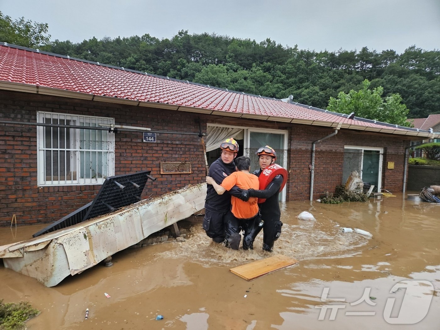 본문 이미지 - 10일 새벽 사이 전북에 강한 비가 쏟아지면서 하천이 범람해 완주군 한 마을에서 소방대원이 고립된 주민을 구조하고 있다..&#40;전북소방본부 제공&#41;2024.7.10/뉴스1 ⓒ News1 강교현 기자