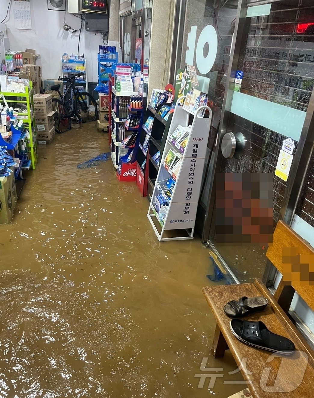 본문 이미지 - 10일 오전 2시41분께 전북자치도 익산시 용안면의 한 약국이 갑자기 내린 폭우로 침수된 모습이다. 출동한 소방당국은 배수조치를 완료했다. &#40;전북소방 제공&#41;2024.7.10/뉴스1 ⓒ News1 강교현 기자
