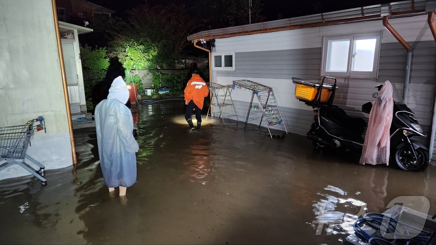 본문 이미지 - 지난 9일 오후 10시 18분쯤 대구 달서군 가창면 한 주택이 물에 침수돼 소방당국이 배수 작업을 하고 있다.  &#40;대구소방안전본부 제공&#41; 2024.7.10/뉴스1 ⓒ News1 이성덕 기자