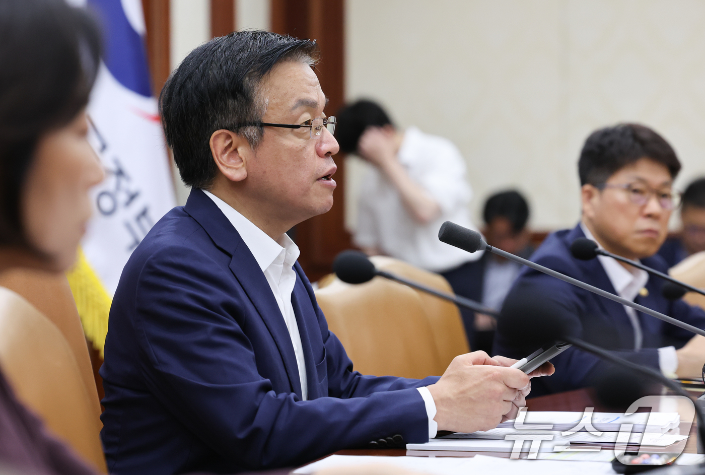 (서울=뉴스1) 허경 기자 = 최상목 경제부총리 겸 기획재정부 장관이 10일 서울 종로구 정부서울청사에서 열린 경제관계장관회의에서 모두발언을 하고 있다. 2024.7.10/뉴스1
