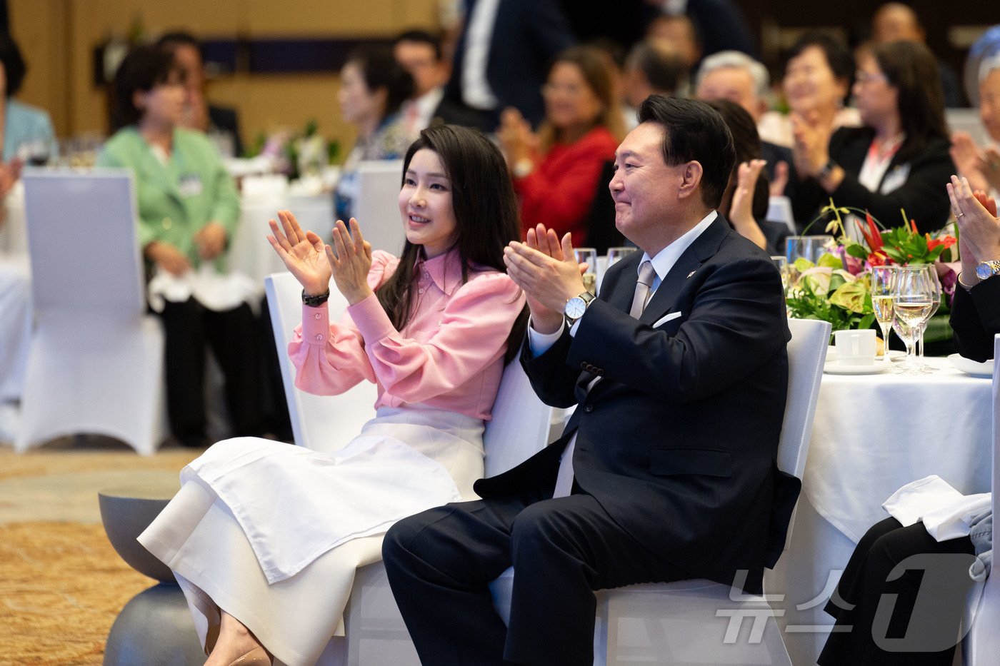 윤석열 대통령과 김건희 여사가 8일&#40;현지시간&#41; 미국 하와이 호놀룰루 쉐라톤 호텔에서 열린 동포간담회에서 문화 공연를 관람하며 박수를 치고 있다. &#40;대통령실 제공&#41; 2024.7.10/뉴스1 ⓒ News1 송원영 기자