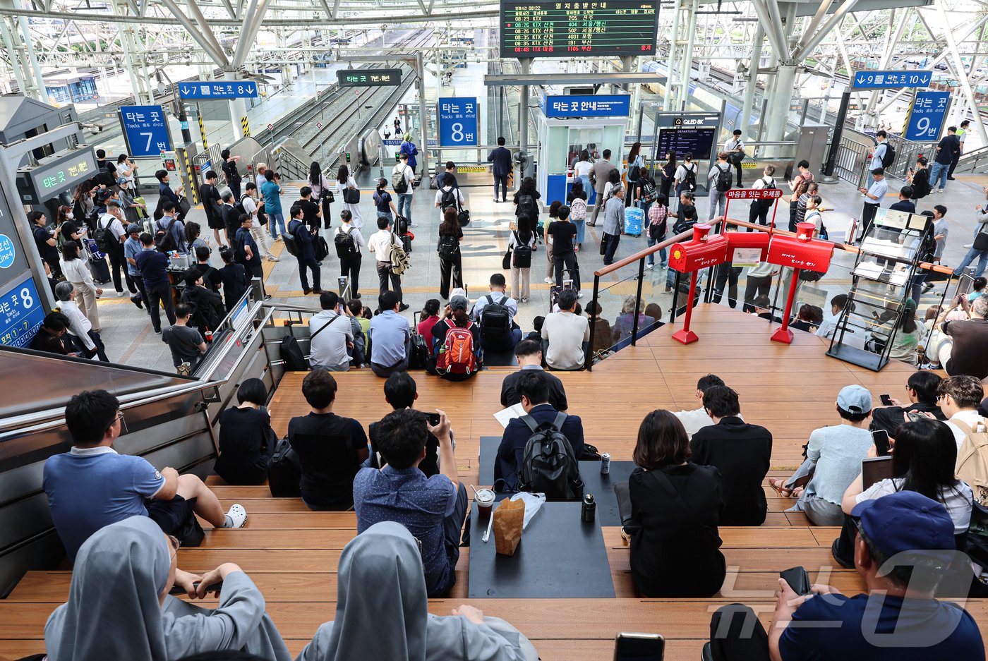본문 이미지 - 중부지방에 집중호우가 내린  10일 서울 중구 서울역 대합실에서 시민들이 열차를 기다리고 있다.2024.7.10/뉴스1 ⓒ News1 김도우 기자