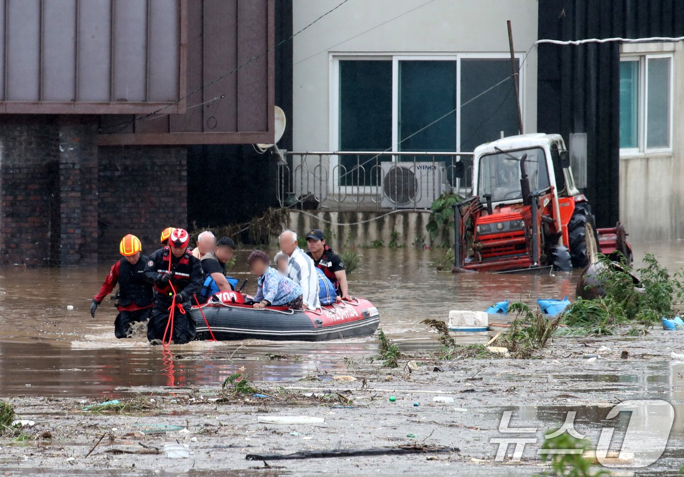 본문 이미지 - 밤사이 내린 폭우로 대전 서구 용촌동 마을 전체가 침수됐다. 10일 오전 소방구조대원들이 주민을 구조하고 있다.  2024.7.10/뉴스1 ⓒ News1 김기태 기자