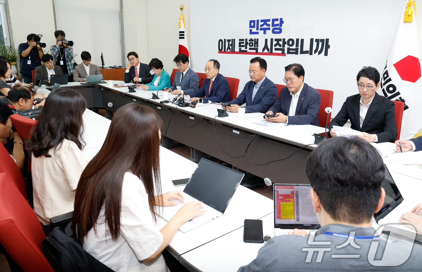 (서울=뉴스1) 안은나 기자 = 추경호 국민의힘 원내대표가 10일 오전 서울 여의도 국회에서 윤석열 대통령 탄핵소추안 국민청원 청문회 법사위 의결과 관련 기자간담회를 하고 있다. …