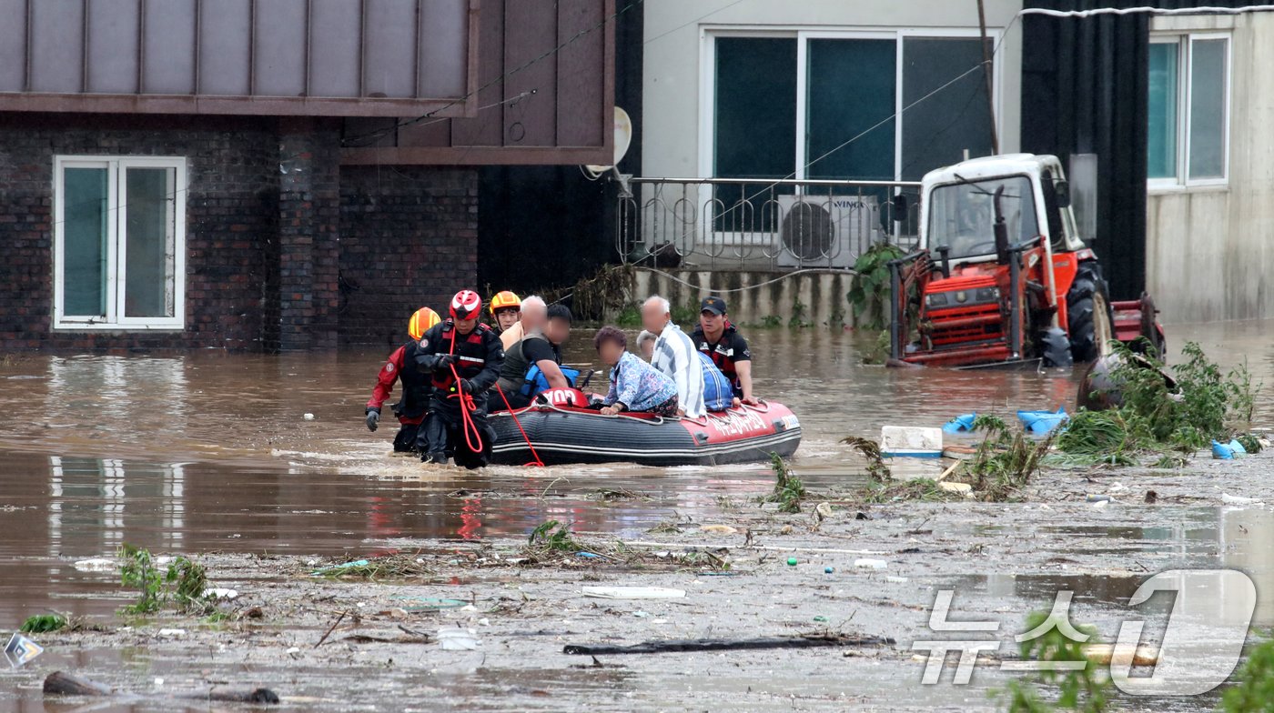 본문 이미지 - 밤사이 내린 폭우로 대전 서구 용촌동 마을 전체가 침수됐다. 10일 오전 소방구조대원들이 주민을 구조하고 있다.2024.7.10/뉴스1 ⓒ News1 김기태 기자