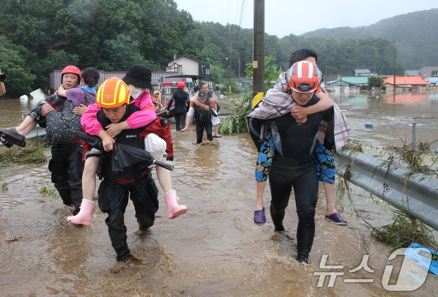 본문 이미지 - 밤사이 내린 폭우로 대전 서구 용촌동 마을 전체가 침수됐다. 10일 오전 소방구조대원들이 주민을 구조하고 있다..2024.7.10/뉴스1 ⓒ News1 김기태 기자