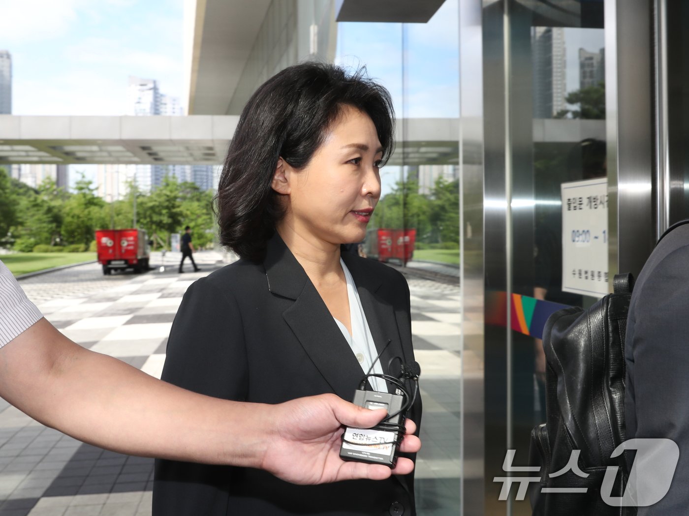 본문 이미지 - 공직선거법 위반 혐의로 불구속 기소된 이재명 더불어민주당 전 대표의 배우자 김혜경 씨가 10일 오전 경기 수원시 영통구 수원지방법원에서 열린 공판에 출석하고 있다. 2024.7.10/뉴스1 ⓒ News1 김영운 기자