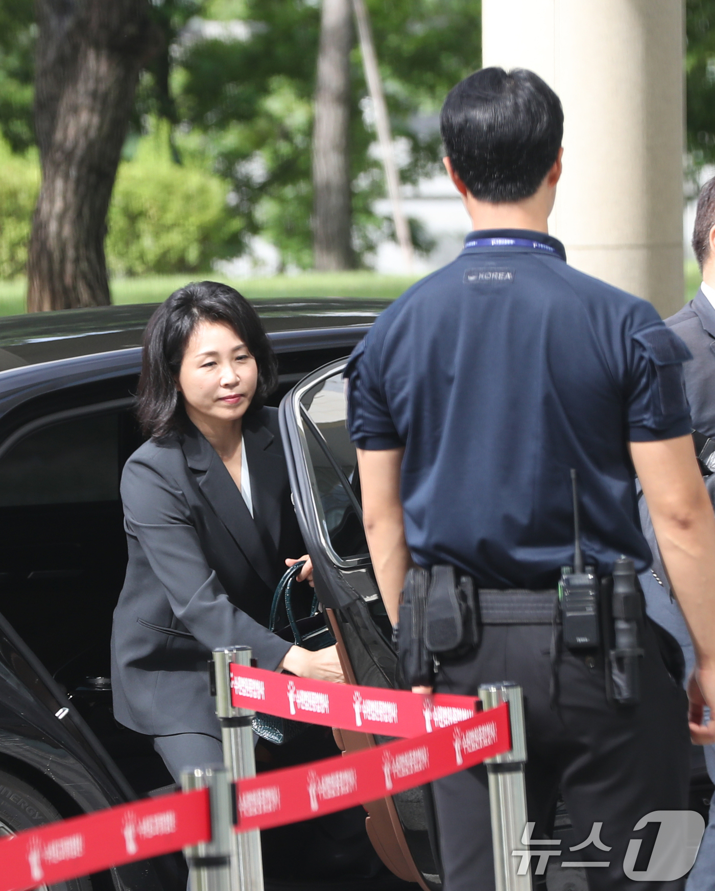 (수원=뉴스1) 김영운 기자 = 공직선거법 위반 혐의로 불구속 기소된 더불어민주당 이재명 전 대표의 배우자 김혜경 씨가 10일 오전 경기 수원시 영통구 수원지방법원에서 열린 공판에 …
