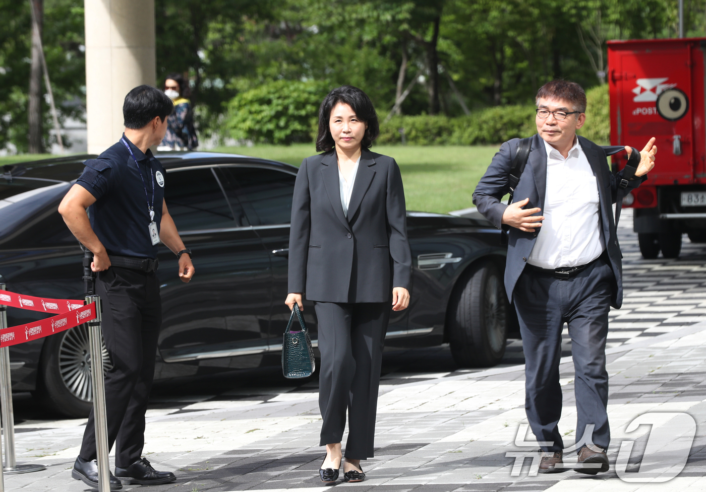 (수원=뉴스1) 김영운 기자 = 공직선거법 위반 혐의로 불구속 기소된 더불어민주당 이재명 전 대표의 배우자 김혜경 씨가 10일 오전 경기 수원시 영통구 수원지방법원에서 열린 공판에 …