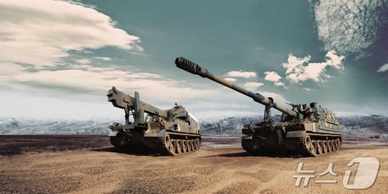 본문 이미지 - 루마니아와 공급 계약을 맺은 한화에어로스페이스의 K9 자주포(오른쪽)와 K10 탄약운반차(한화에어로스페이스 제공)