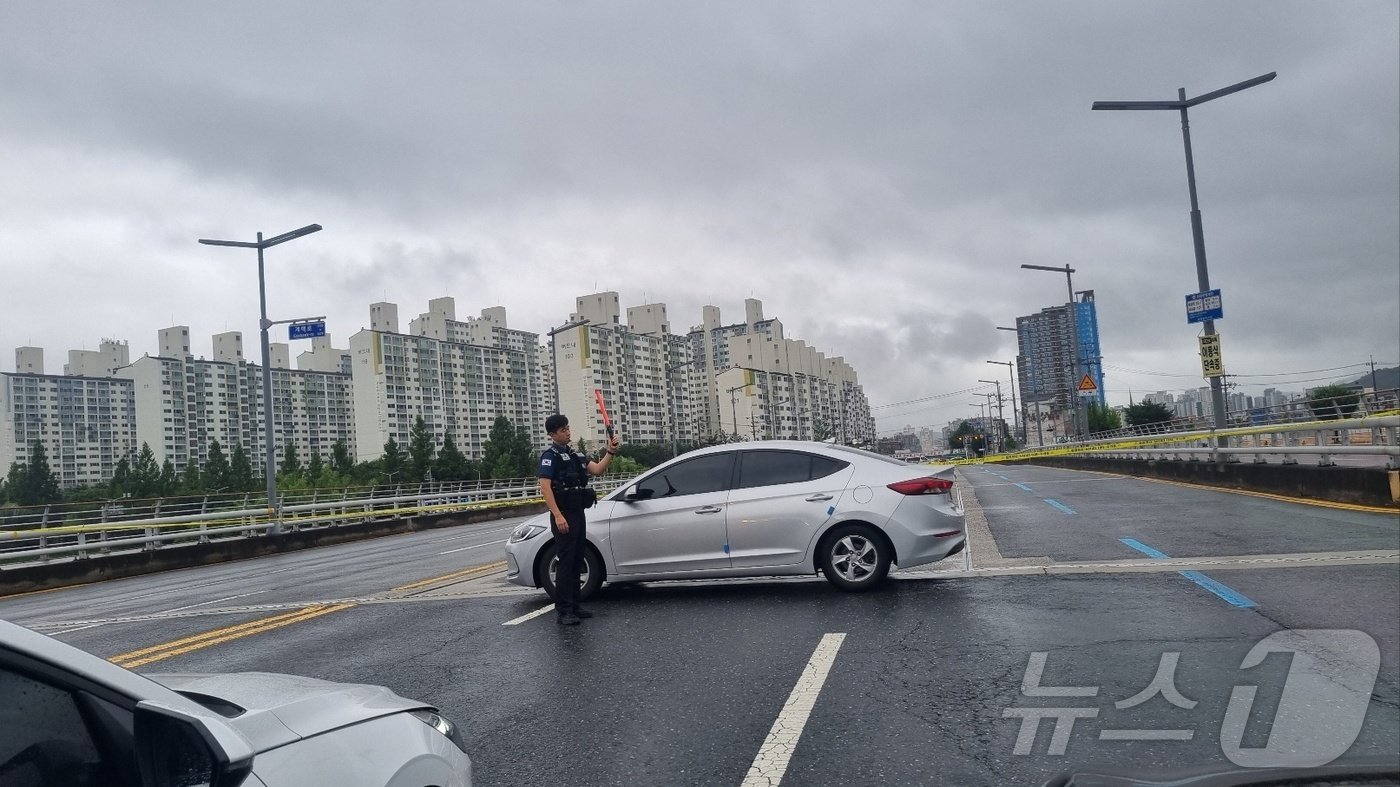 본문 이미지 - 대전 서구 정림동 유등교가 침하돼 차량 통행이 제한되고 있다.2024.7.10/뉴스1 ⓒ News1 김태진 기자