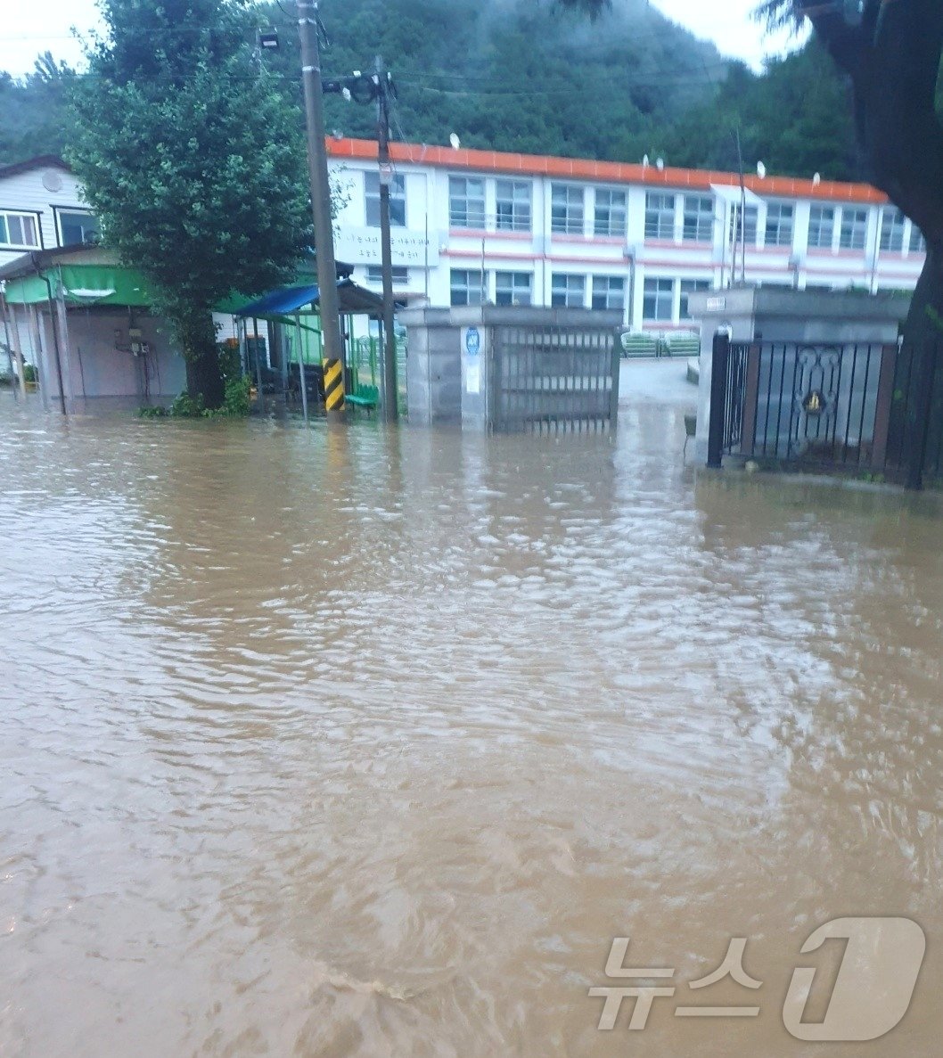 10일 밤새 폭우가 쏟아졌던 전북자치도 완주군 운주중학교 교문 앞 도로가 침수돼 있다. &#40;전북자치도교육청 제공&#41; 2024.7.10/뉴스1 ⓒ News1 강교현 기자