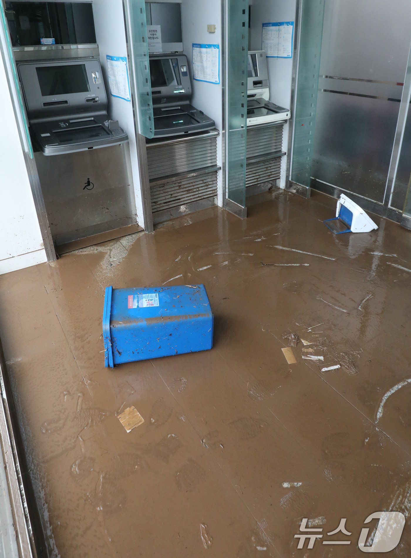 본문 이미지 - 집중호우로 인한 피해가 이어지고 있는 10일 전북자치도 완주군 운주면 한 은행 바닥이 진흙으로 뒤덮여 있다. 2024.7.10/뉴스1 ⓒ News1 유경석 기자