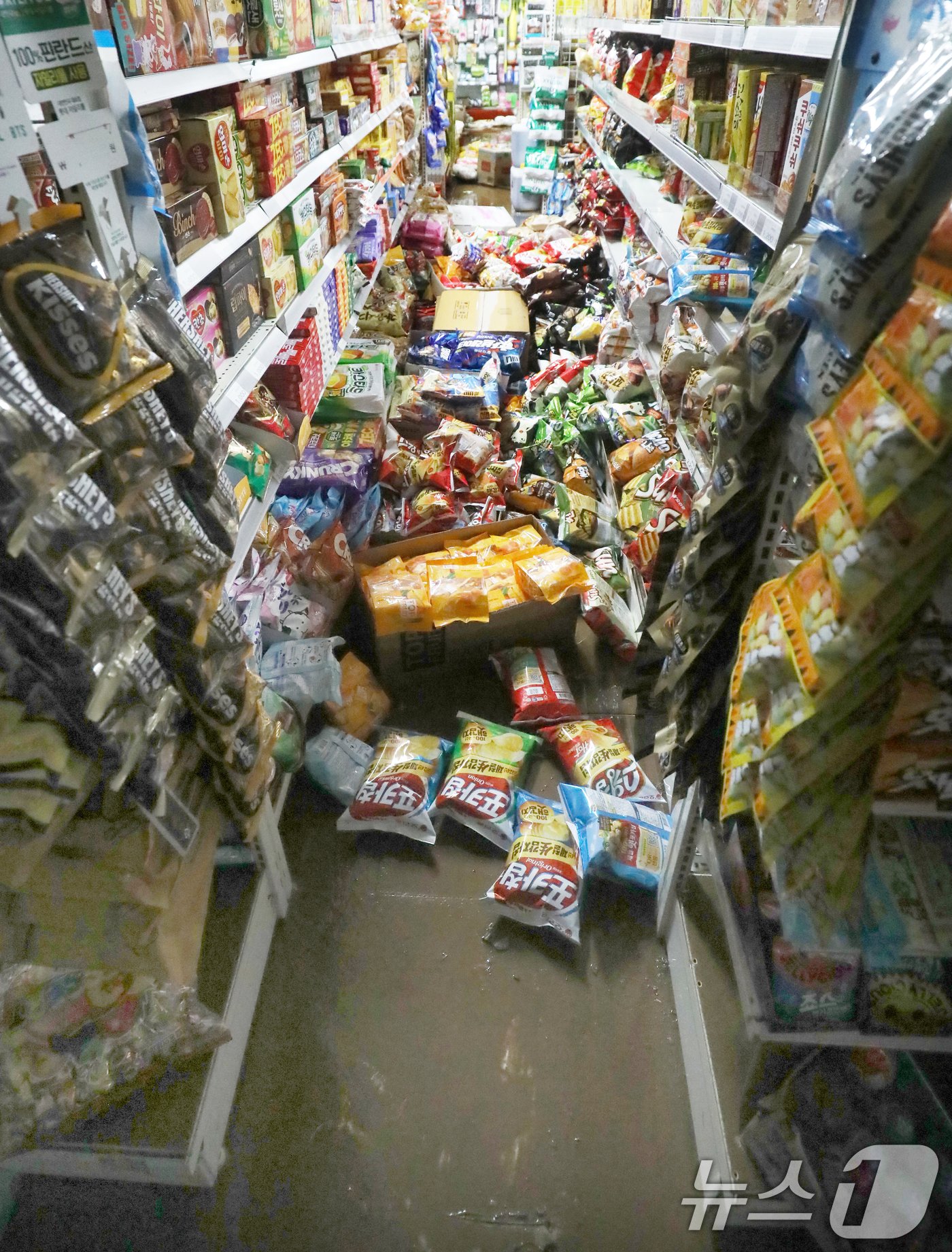 본문 이미지 - 집중호우로 인한 피해가 이어지고 있는 10일 전북자치도 완주군 운주면 한 마트에 진흙으로 뒤덮인 바닥에 물품들이 떨어져 있다. 2024.7.10/뉴스1 ⓒ News1 유경석 기자