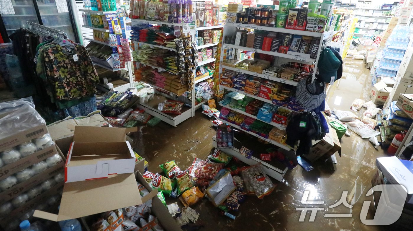 본문 이미지 - 국지성 호우로 인한 피해가 이어지고 있는 10일 전북자치도 완주군 운주면 한 마트에 진흙으로 뒤덮인 바닥에 물품들이 떨어져 있다. 2024.7.10/뉴스1 ⓒ News1 유경석 기자