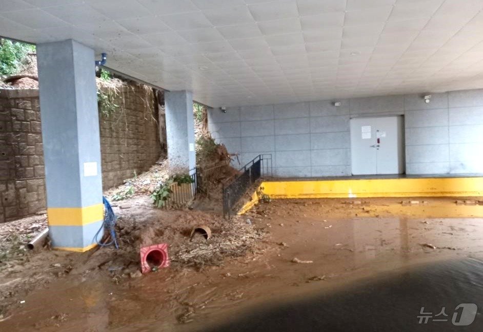 본문 이미지 - 10일 밤새 폭우가 쏟아졌던 전북자치도 군산시 중앙중학교 인근 산에서 토사가 흘러내려 있다. &#40;전북자치도교육청 제공&#41; 2024.7.10/뉴스1 ⓒ News1 강교현 기자