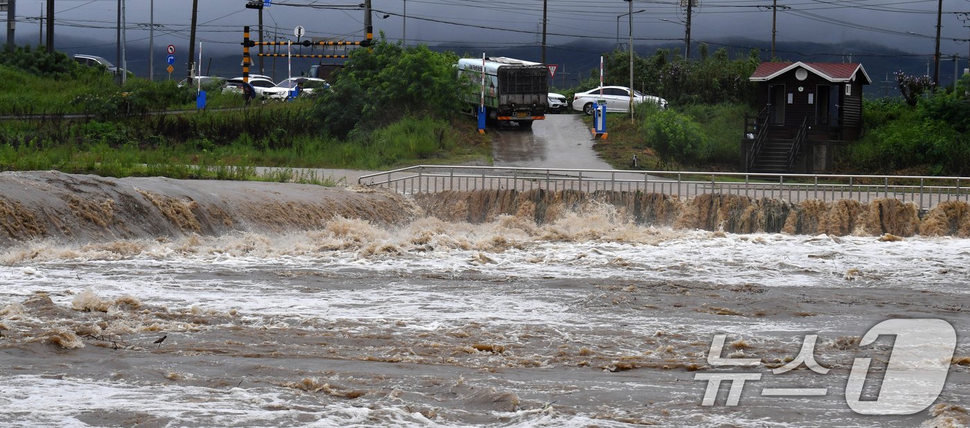 본문 이미지 - 경북 포항시 전역에 호우 경보가 발령된 10일 오전 북구 흥해읍 곡강천에서 흙탕물이 흘러가고 있다. 2024.7.10/뉴스1 ⓒ News1 최창호 기자
