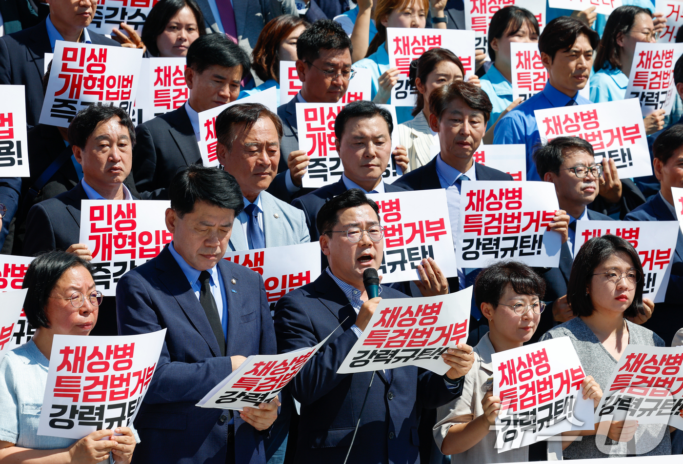 (서울=뉴스1) 안은나 기자 = 박찬대 더불어민주당 대표 직무대행 겸 원내대표가 10일 오전 서울 여의도 국회 본청 계단에서 열린 '순직해병특검법 거부 강력규탄·민생개혁입법 수용 …